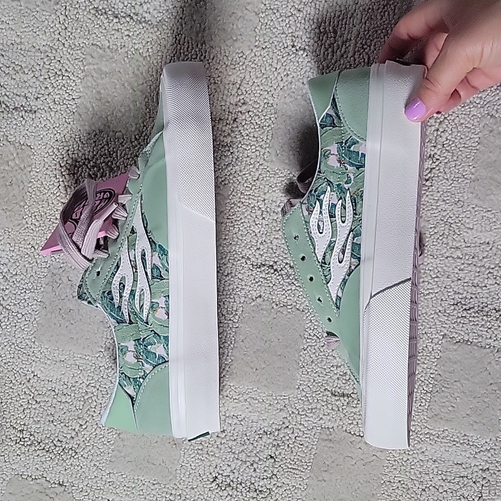 Brand New Straye Unisex sneakers